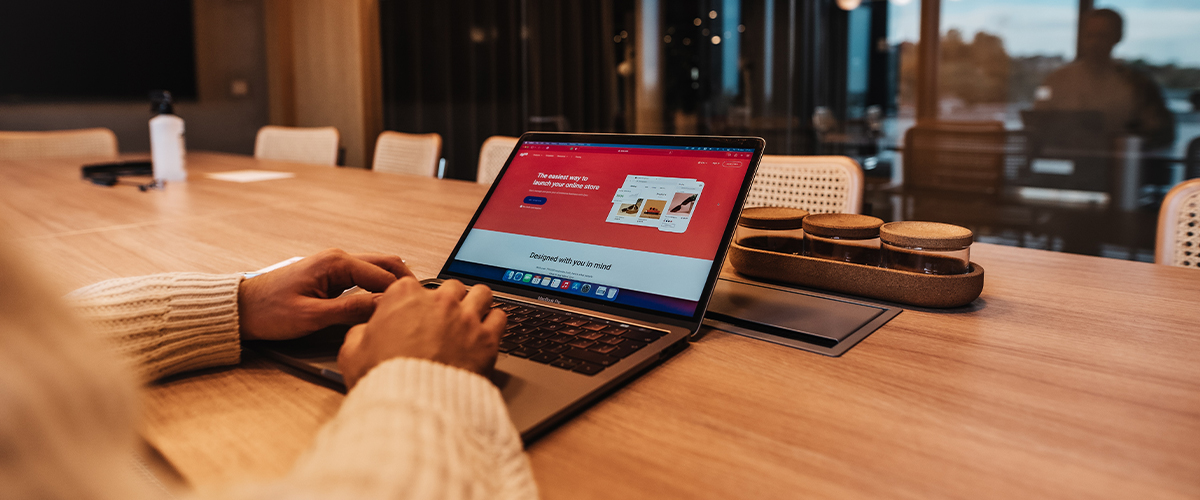 Exploring E-commerce: Types, History, and Real-World Examples